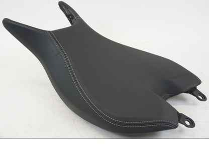 Snett uppifrån på Sadel från en Triumph Speed Triple -2021 motorcykel.