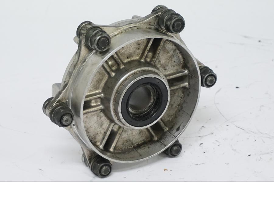 Snett nerifrån på Drevfäste från en Honda CBR 900 RR -2002 motorcykel.