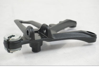 Baksidan på Fotpinnefäste från en KTM 1290 Super Duke R EVO -2023 motorcykel.