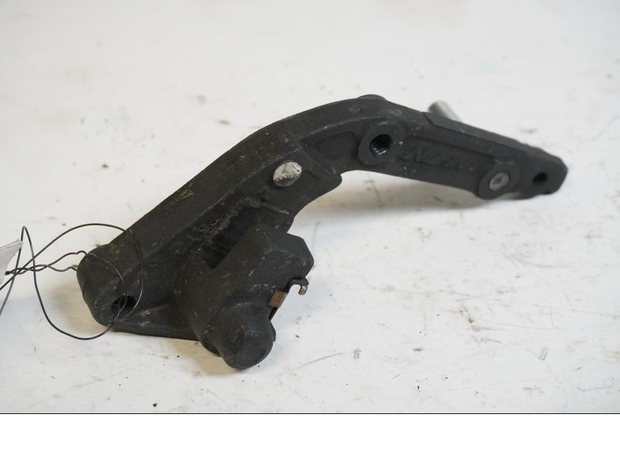 Framsidan på Bromsoksfäste från en Triumph Street Triple -2009 motorcykel.