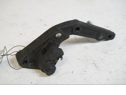 Framsidan på Bromsoksfäste från en Triumph Street Triple -2009 motorcykel.