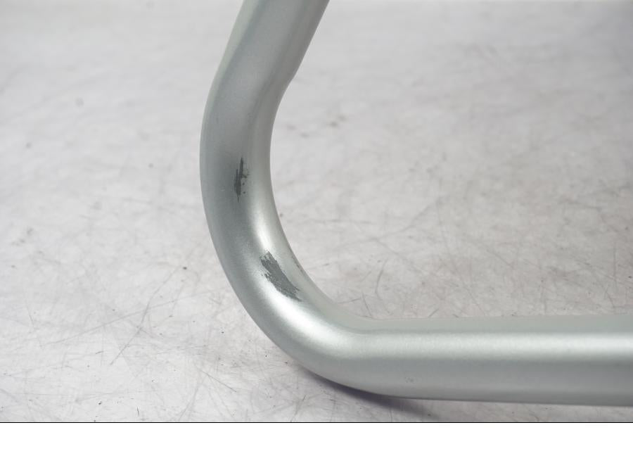 Snett nerifrån på Motorskyddsbåge från en BMW R 1200 GS -2005 motorcykel.