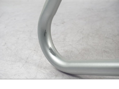 Snett nerifrån på Motorskyddsbåge från en BMW R 1200 GS -2005 motorcykel.