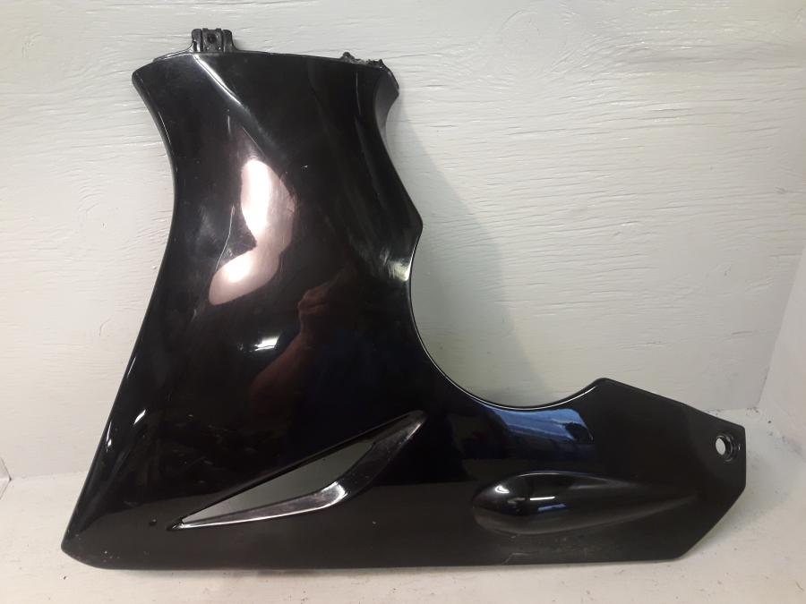 Framsidan på Magkåpa från en Honda CBR 125 R -2008 motorcykel.