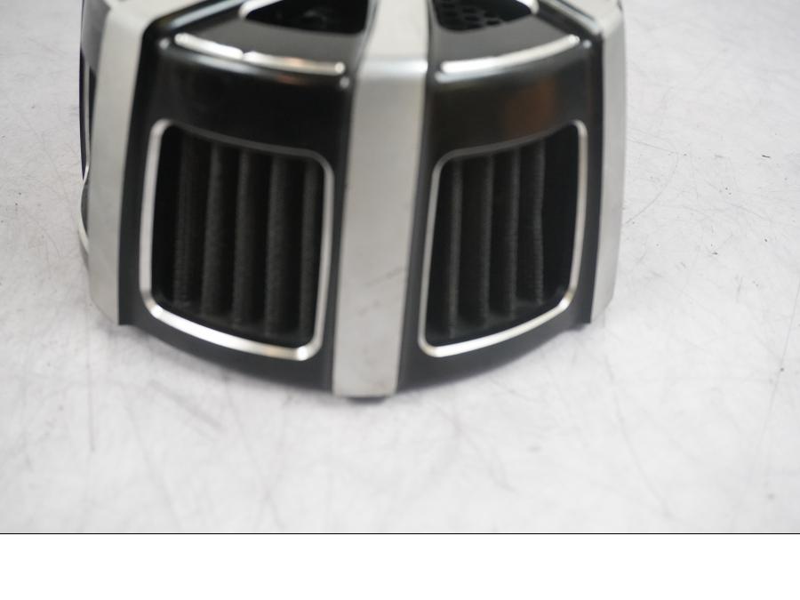 Snett nerifrån på Luftburk från en H-D Touring Street Glide FLHX -2009 motorcykel.