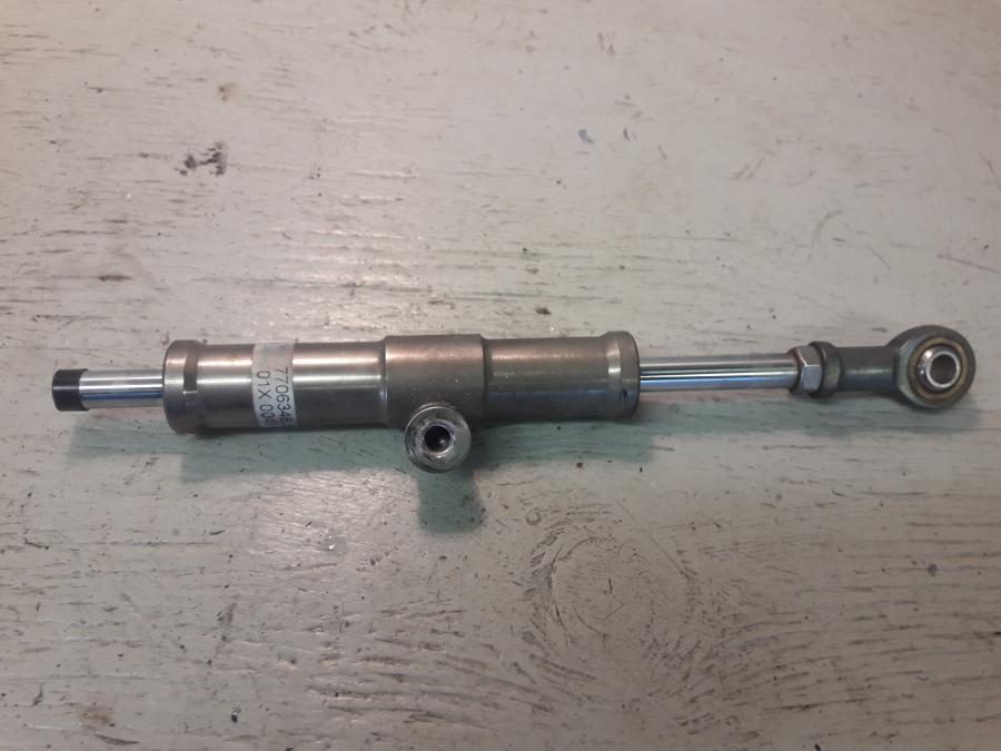 Framsidan på Styrdämpare från en BMW K 1200 S -2008 motorcykel.