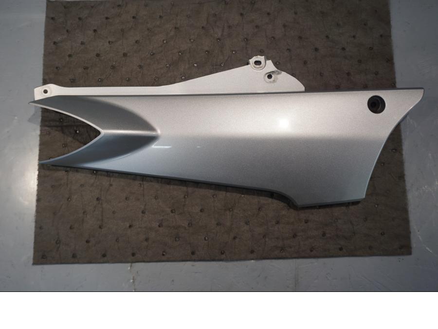 Framsidan på Sidopanel från en Yamaha FJR 1300 -2004 motorcykel.