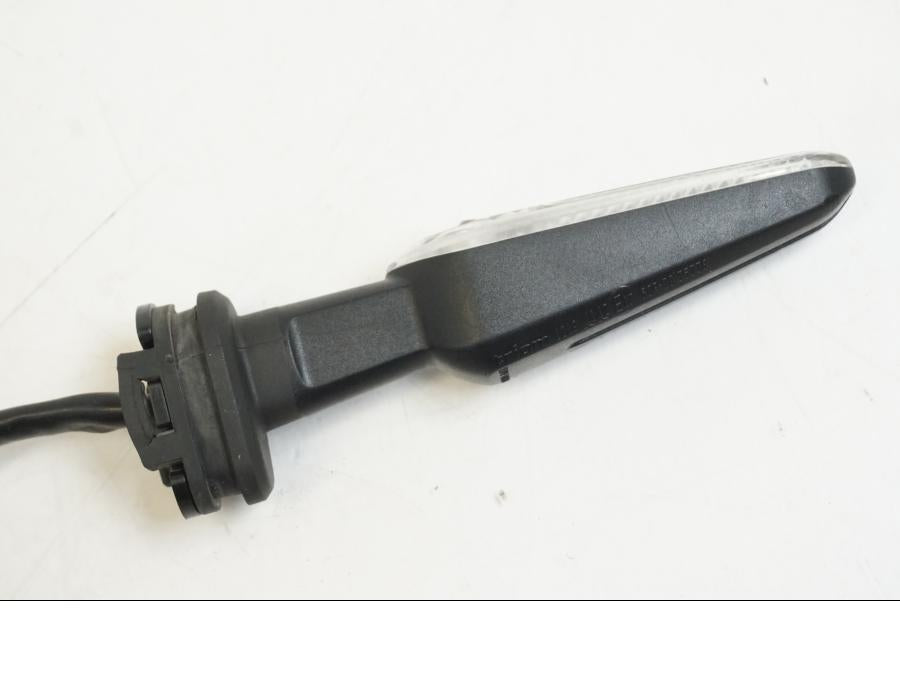 Snett uppifrån på Blinkers LED från en Yamaha YZF R7 -2022 motorcykel.