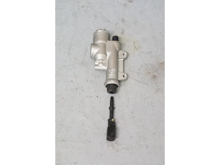 Framsidan på Bromshuvudcylinder från en Aprilia Tuono V4R -2018 motorcykel.