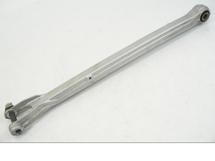 Snett nerifrån på Parallellstag från en BMW R 1250 GS -2019 motorcykel.