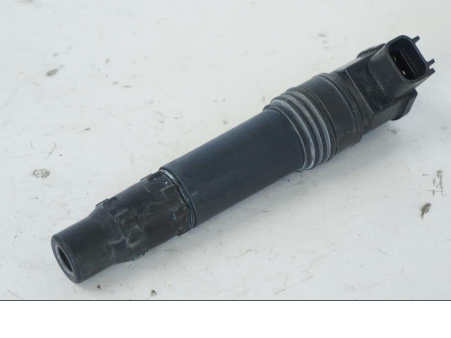 Snett uppifrån på Tändspole från en Kawasaki ER-6N -2012 motorcykel.