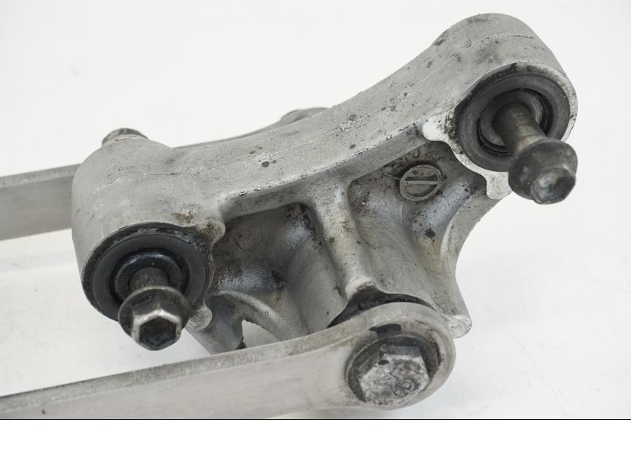 Baksidan på Stötdämparlänkage från en Kawasaki ZX-12R -2000 motorcykel.