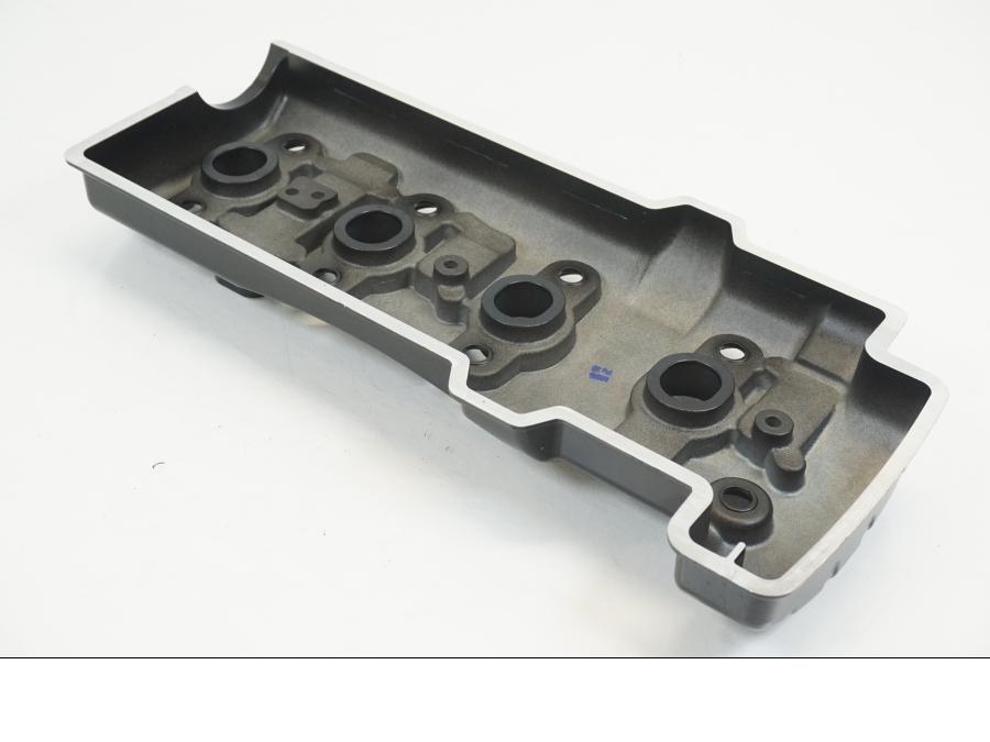 Vänster sida på Ventilkåpa från en BMW K 1200 S -2006 motorcykel.