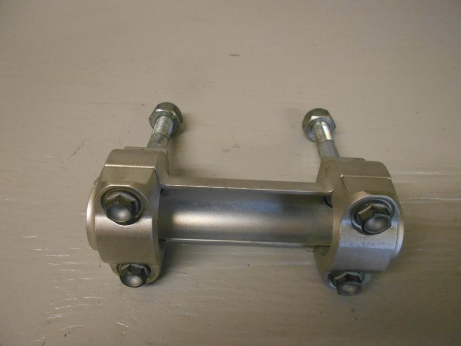 Framsidan på Styrfäste från en KTM 690 SM -2007 motorcykel.