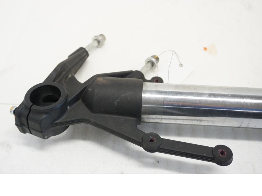 Vänster sida på Gaffelben från en Ducati Multistrada 1158 V4 -2021 motorcykel.