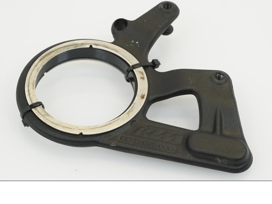 Vänster sida på Bromsoksfäste från en KTM 1290 Super Duke -2020 motorcykel.