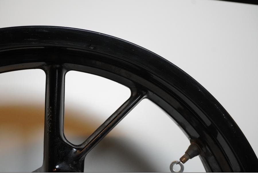 Snett uppifrån på Fälg från en BMW F 700 GS -2014 motorcykel.