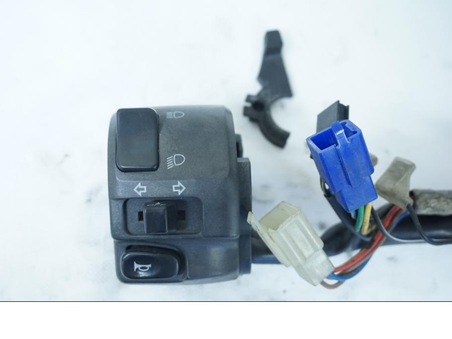 Baksidan på Styrelreglage från en Yamaha YZF 1000 R -1997 motorcykel.