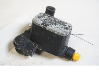 Framsidan på Bromshuvudcylinder från en KTM 625 Duke II -2002 motorcykel.