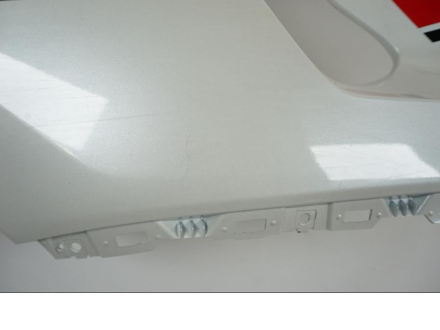 Snett nerifrån på Sidkåpa från en Yamaha YZF-R7 -2022 motorcykel.