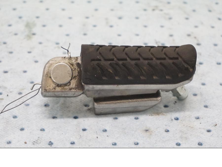 Framsidan på Fotpinne från en Kawasaki Z 650 ABS -2020 motorcykel.