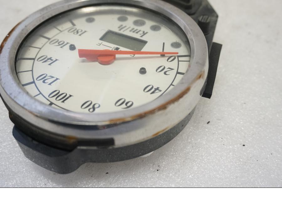 Höger sida på Instrumentpanel från en Suzuki VL 800 -2004 motorcykel.