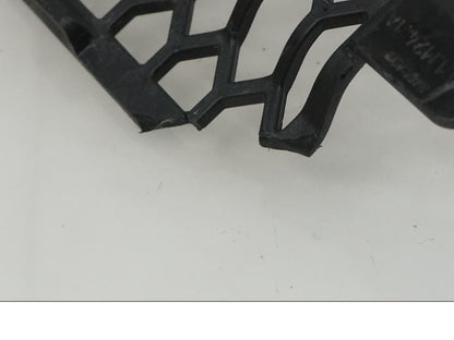 Vänster sida på Vattenkylgaller från en Ducati Desert X -2022 motorcykel.