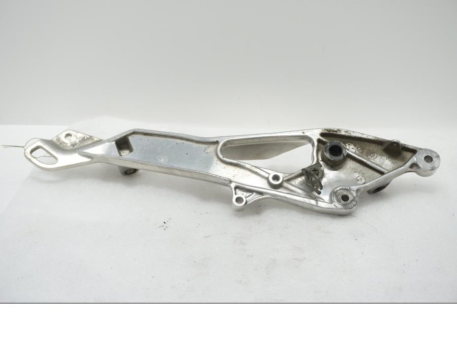 Baksidan på Fotpinnefäste från en Yamaha TDM 900 -2002 motorcykel.