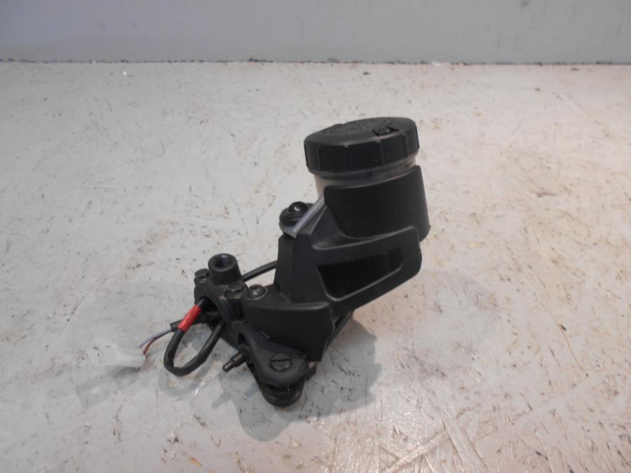 Framsidan på Bromshuvudcylinder från en Aprilia Tuono V4R -2016 motorcykel.