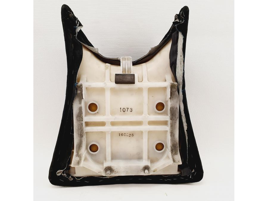 Snett nerifrån på Sadel från en Kawasaki ZX-6R -2004 motorcykel.