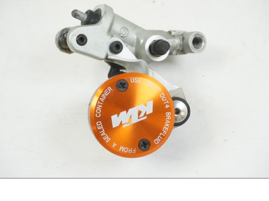 Snett nerifrån på Bromshuvudcylinder från en KTM 990 SM -2009 motorcykel.