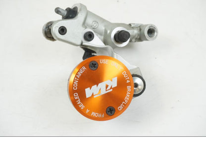 Snett nerifrån på Bromshuvudcylinder från en KTM 990 SM -2009 motorcykel.