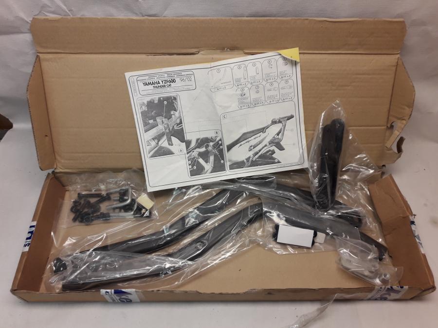 Framsidan på Topboxfäste från en Yamaha YZF 600 R -2002 motorcykel.