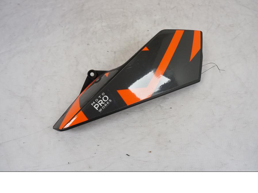 Framsidan på Sidkåpa från en KTM 790 Duke -2018 motorcykel.