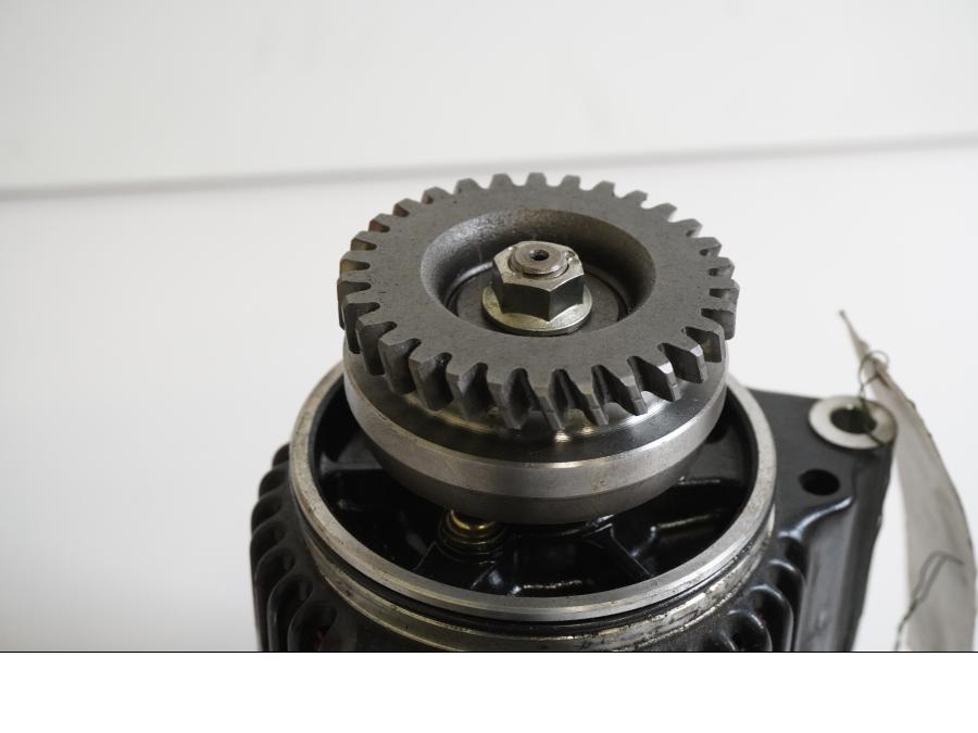 Baksidan på Generator från en Suzuki GSX-R 750 -1988 motorcykel.