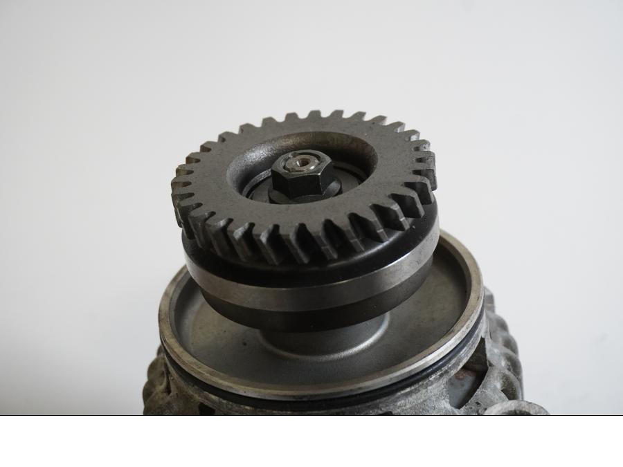 Baksidan på Generator från en Suzuki GSX 750 -1998 motorcykel.