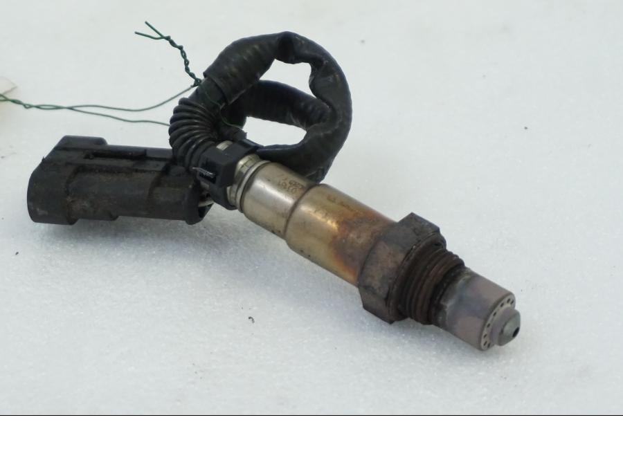 Baksidan på Lambdasond från en Aprilia RSV 1000 -2010 motorcykel.