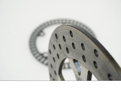 Snett uppifrån på Bromsskiva från en KTM 1290 Super Duke -2020 motorcykel.