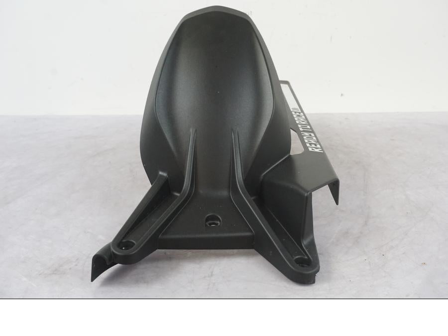 Höger sida på Svingskärm från en KTM 1290 Super Duke R -2022 motorcykel.