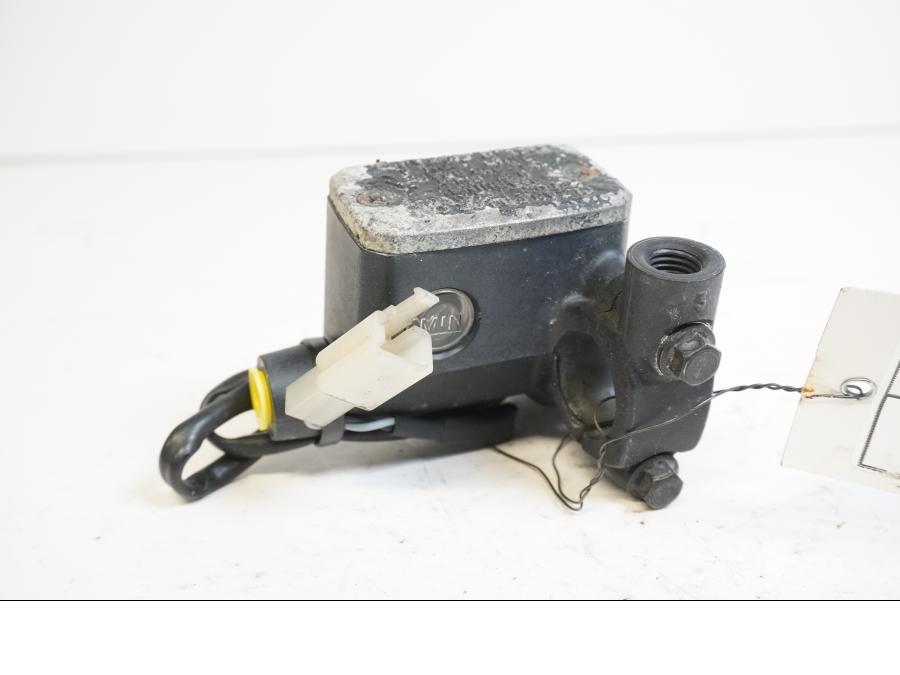 Framsidan på Bromshuvudcylinder från en KTM 640 Duke -2006 motorcykel.