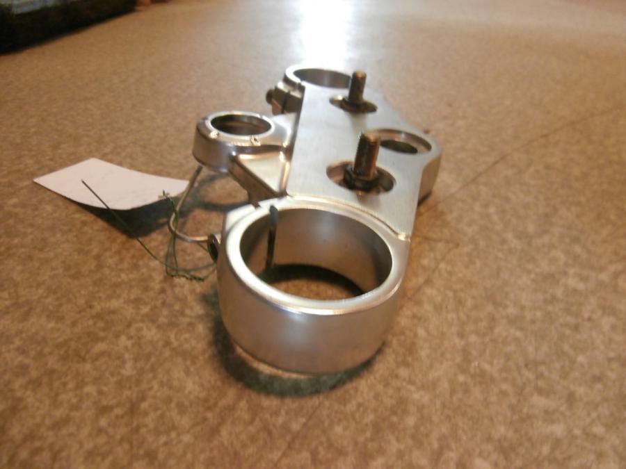 Snett uppifrån på <p>Gaffelkrona övre från Triumph Speed Triple 2009.</p>

<p>Okej skick.</p> motorcykel.