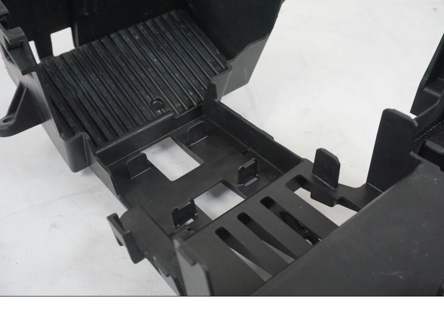 Höger sida på Batterihållare från en KTM 1290 Super Duke R EVO -2023 motorcykel.