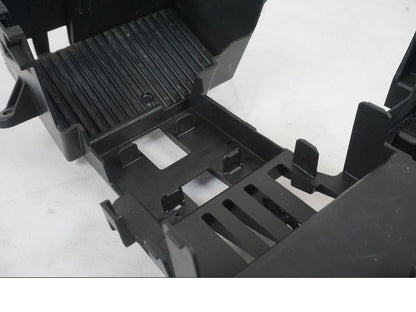 Höger sida på Batterihållare från en KTM 1290 Super Duke R EVO -2023 motorcykel.