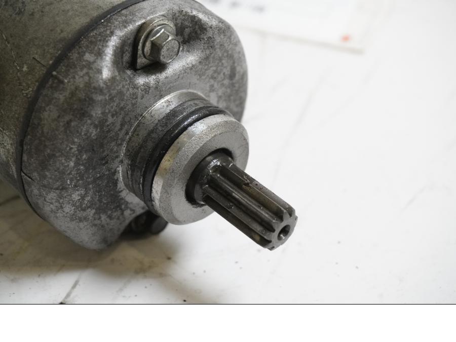 Baksidan på Startmotor från en Suzuki VZ 800 -2000 motorcykel.