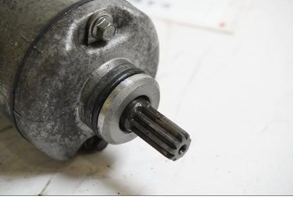 Baksidan på Startmotor från en Suzuki VZ 800 -2000 motorcykel.