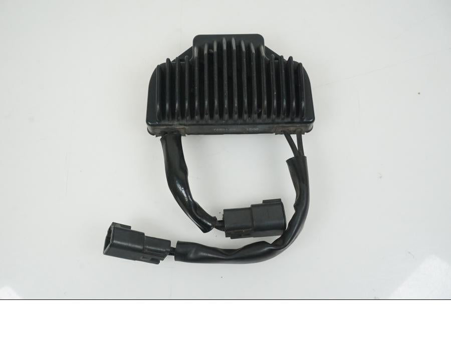 Framsidan på Likriktare från en H-D Dyna Wide Glide FXDWG -2007 motorcykel.