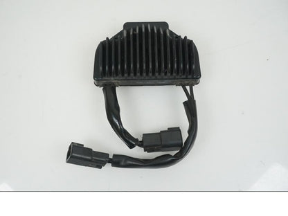 Framsidan på Likriktare från en H-D Dyna Wide Glide FXDWG -2007 motorcykel.