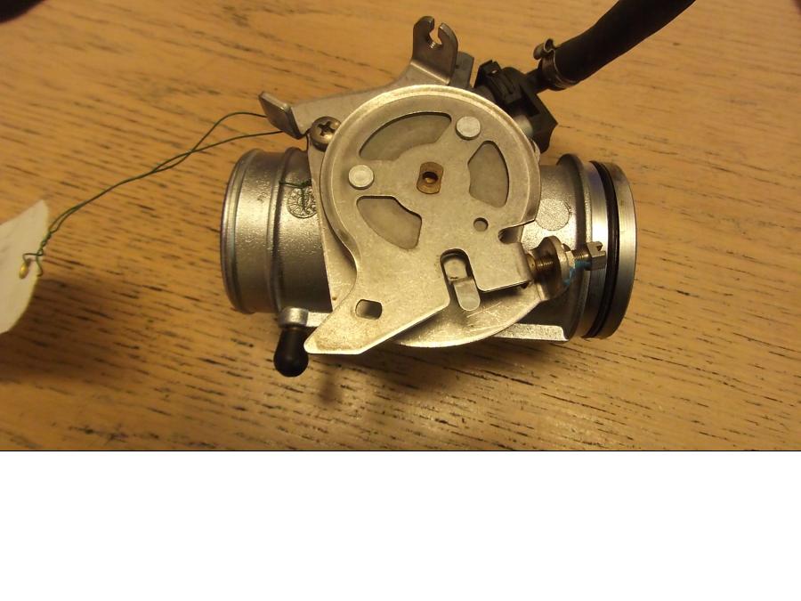 Framsidan på Spjällhus från en BMW R 1100 S -1999 motorcykel.