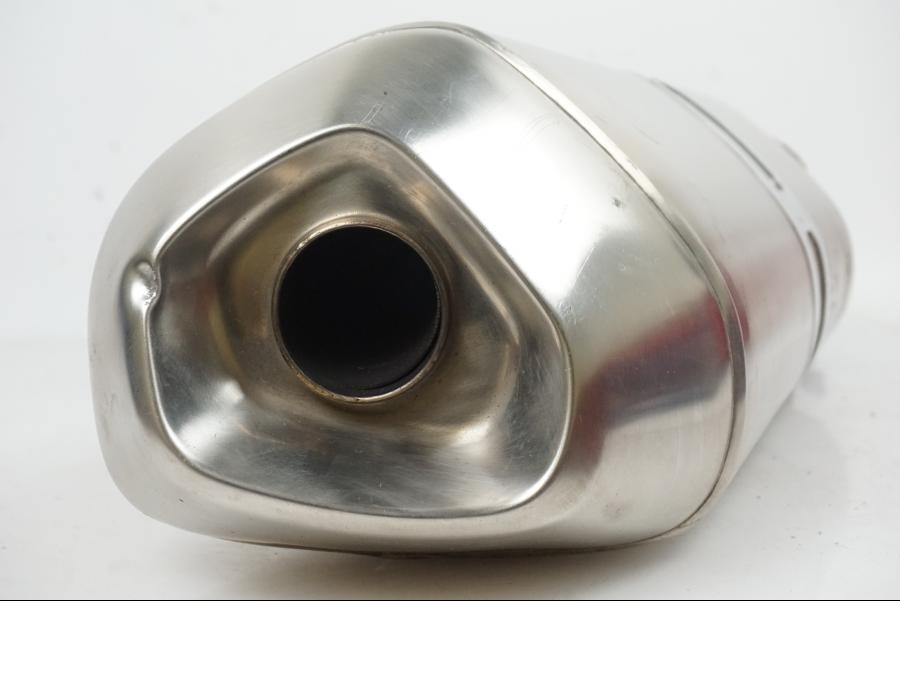 Snett nerifrån på Ljuddämpare från en BMW R 1200 R -2014 motorcykel.