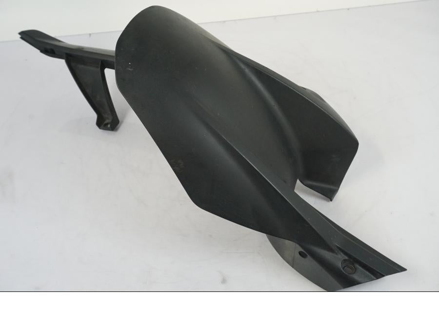 Vänster sida på Svingskärm från en KTM 1290 Super Duke R -2018 motorcykel.